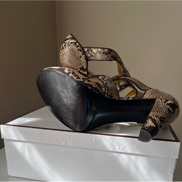 Beautiful Coach reptile print heels in pristine condition. - Picture 5 of 5